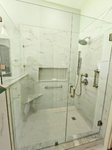 Large shower with standard free floating seat